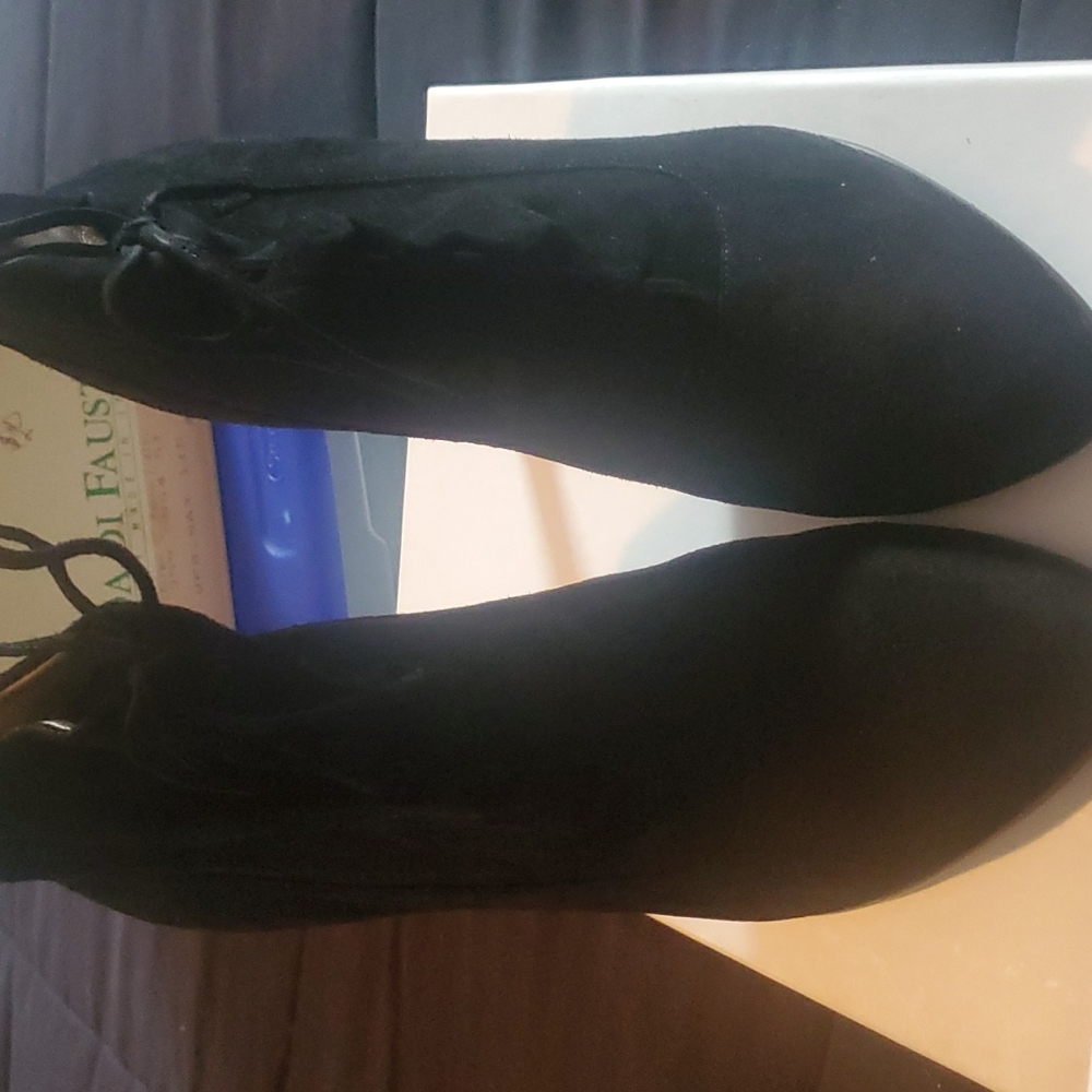 Shoe - Picture 2 of 7